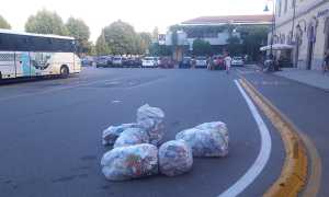 sacchi immondizia piazzale stazione arona