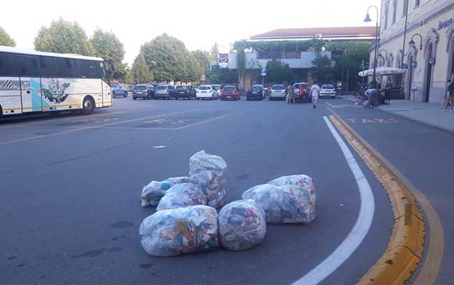 sacchi immondizia piazzale stazione arona