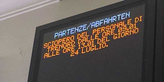 sciopero cartello stazione
