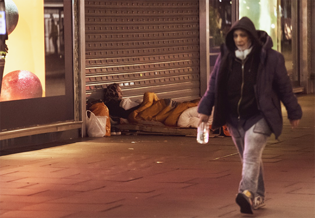 senzatetto povero strada