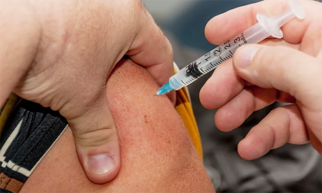 siringa puntura vaccino spalla iniezione