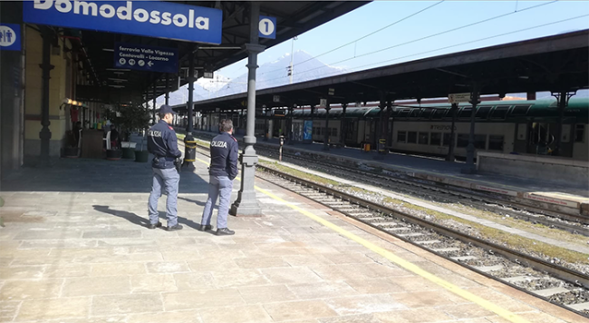 stazione agenti polizia binari