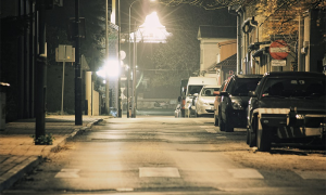 strada notte lampioni