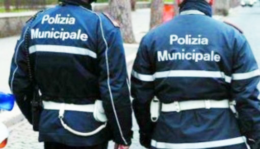 Polizia locale agenti spalle