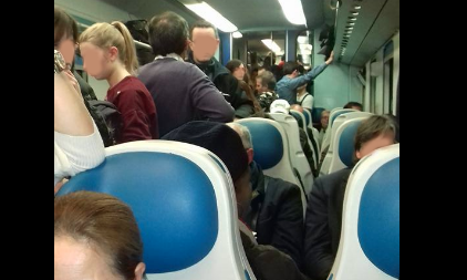 treno vagone pieno gente