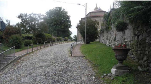 salita chiesa Mercurago