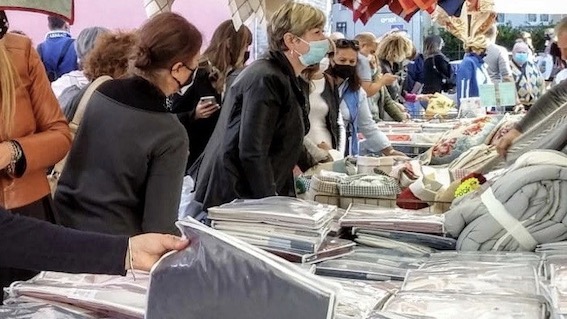 dettaglio shopping bancarella
