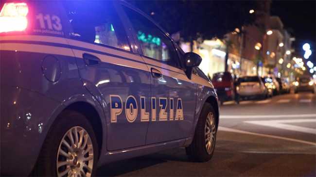 polizia auto notte scritta strada images sampledata aaa cronaca thumb medium650 0
