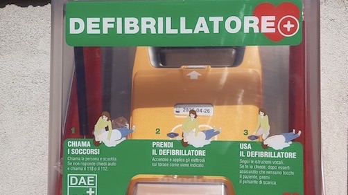 foto defibrillatore 2
