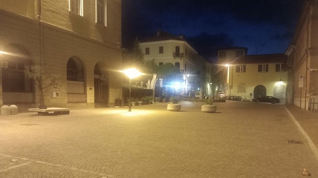 arona piazza san graziano sera