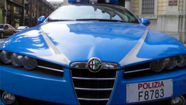 polizia auto fronte cofano images articles cronaca polizia thumb medium650 0