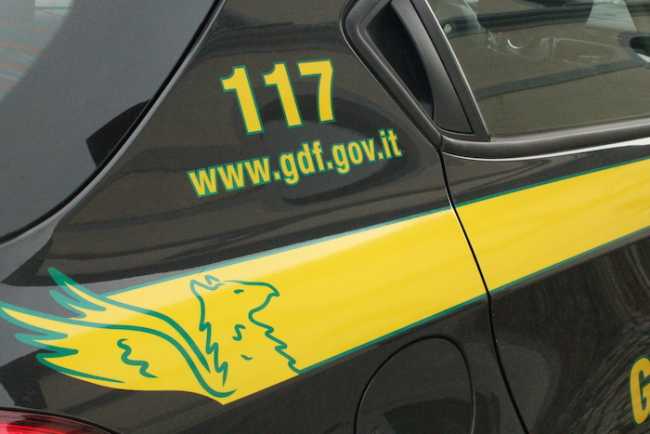 guardia di finanza auto