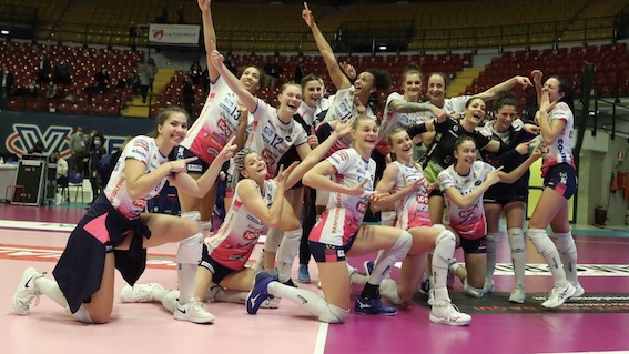 igor giocatrici gruppo festa 2